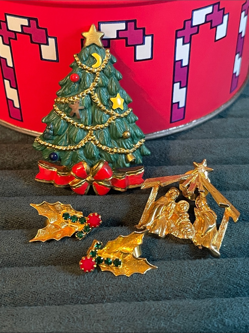 🎁 Vintage Holiday Themed Lapel Pins & Rhinestone Holly Clip-on Earrings